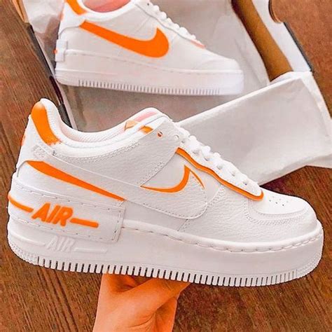 Orange Schuhe von Nike 